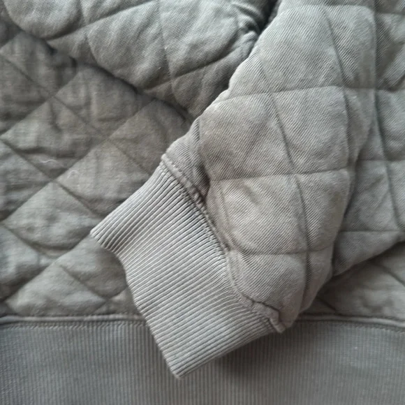 Vineyard vines quilted women’s olive green sweatshirt - Picture 3 of 4